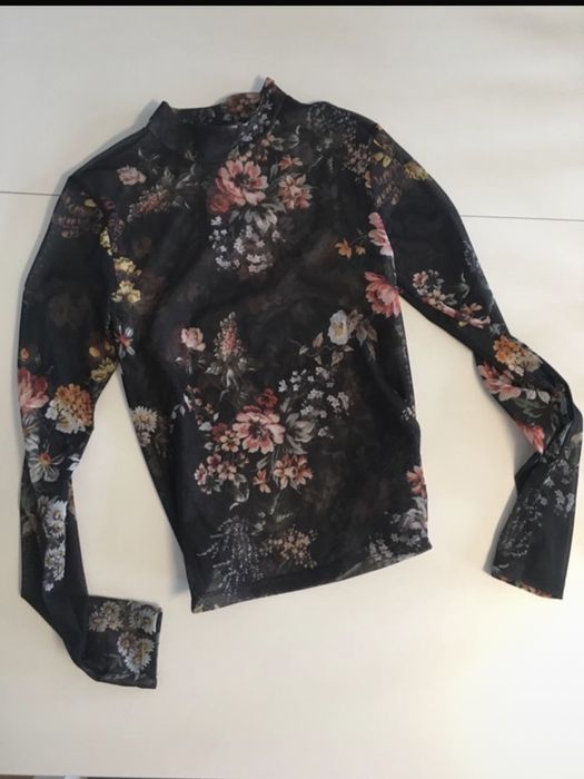 Kwiatowa półprzezroczysta bluzka bershka s