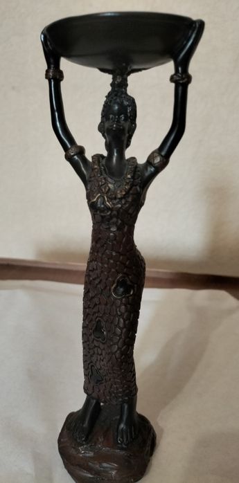 Статуетка - підсвічник дівчина з блюдом