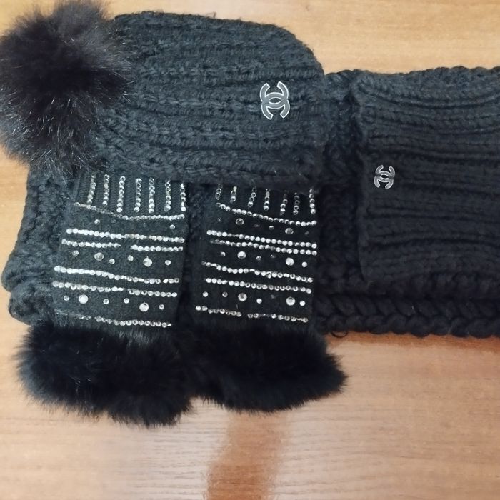 Набір зимовий   в стилі CHANEL, шапка , шарф, рукавички. Ціна за все.