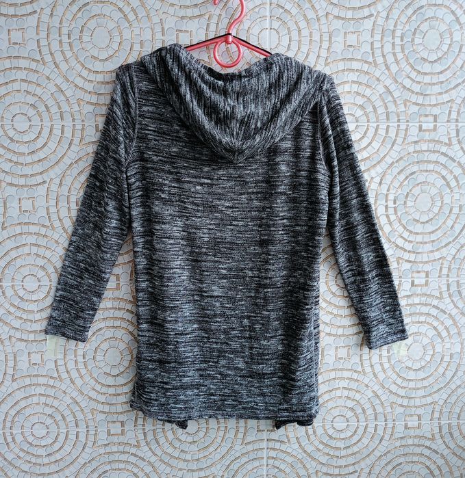 Кардиган с капюшоном из серого трикотажа для молодой леди, бренд H&M.