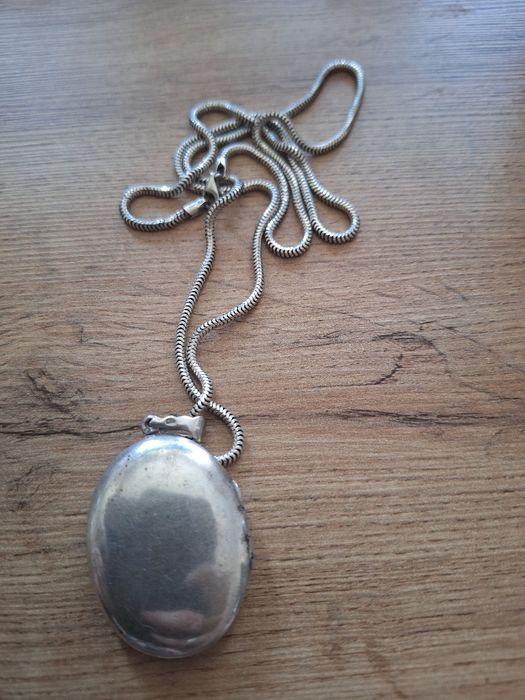 Duży srebrny sekretnik