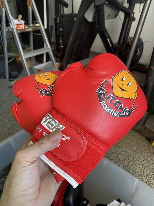 Luvas e bola para treino de luta criancas