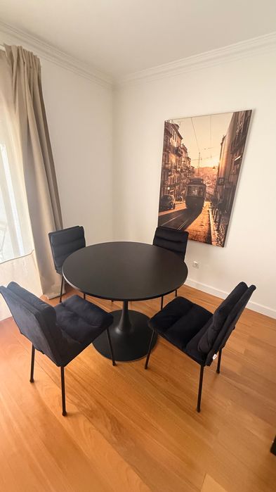 Mesa de jantar ajustavel para 6 pessoas + 4 cadeiras