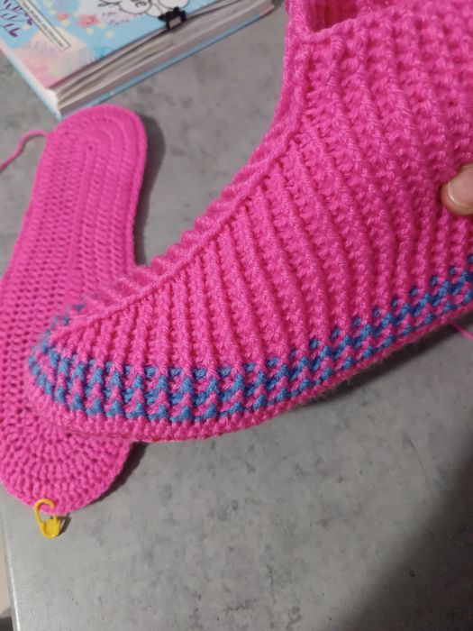 Вязаные тапочки, вязаные носки, в'язані капці, в'язані шкарпетки.