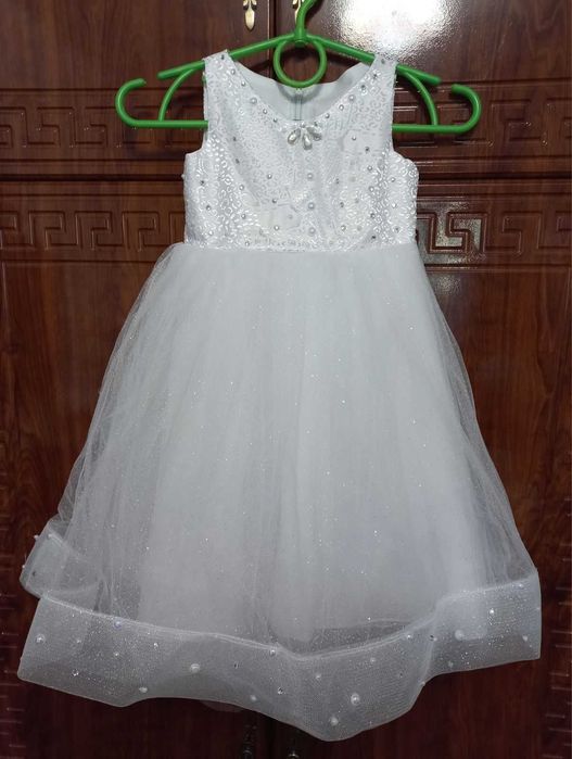 Дитяче святкове плаття білого кольору з блиском "Краля" на 4-6 років