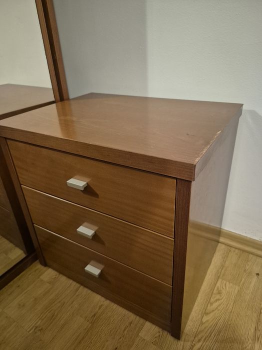 Quarto completo em madeira: Roupeiro, cama, secretária, estante e mesa de cabeceira