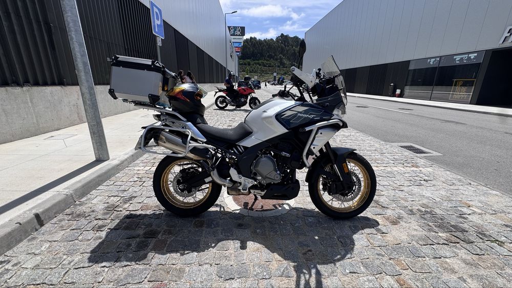 CF moto 700 adv