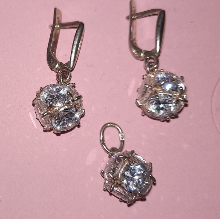 Продам срібний комплект з фіанітами