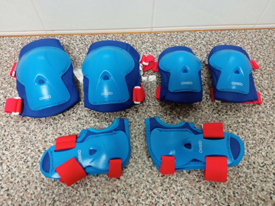 Patins para criança, com três rodas, e proteções, em muito bom estado