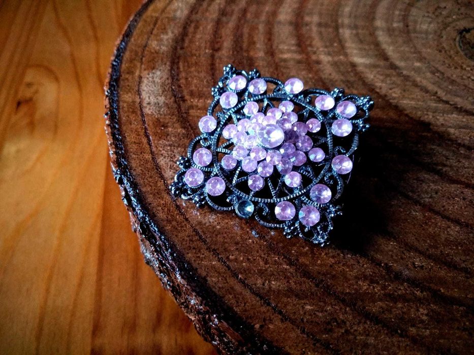 (PORTES GRÁTIS) Alfinete de Peito Detalhado em Rosa Claro e Prateado