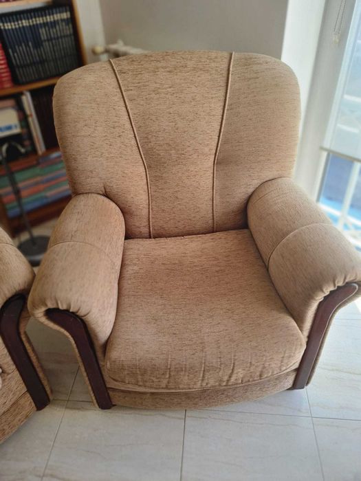 Terno de sofás em tecido com cama