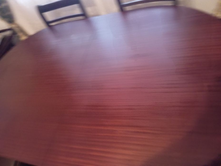 Mesa e cadeiras antiga impecável