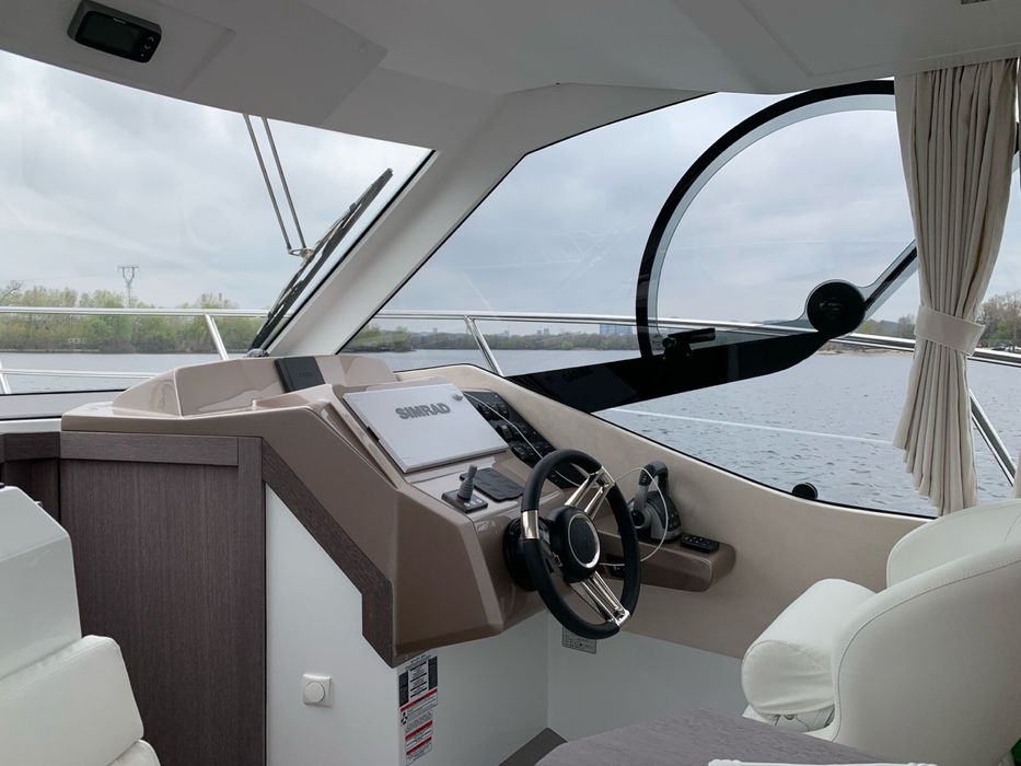 Моторная язта Galeon 300 FLY