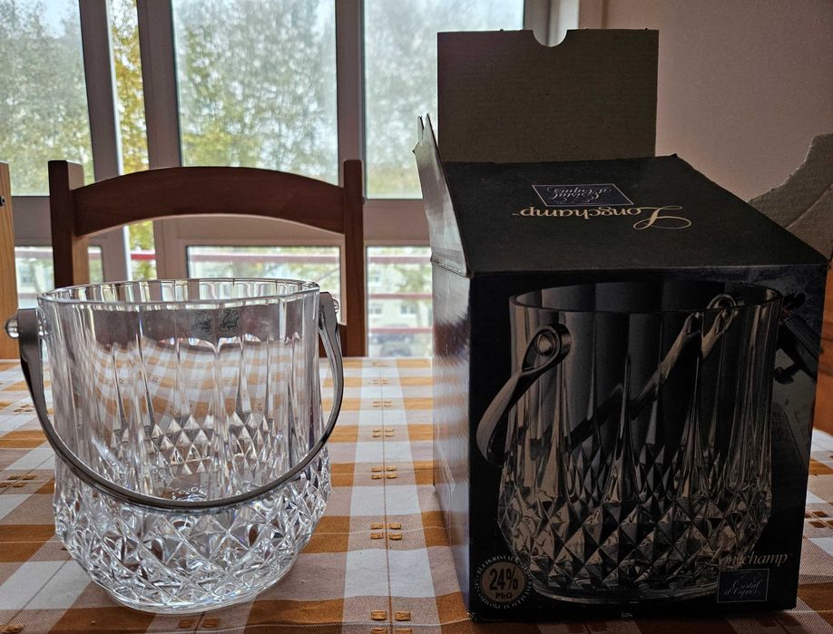 Vendem-se copos e garrafa de cristal - nunca usados