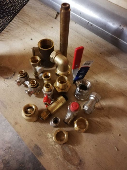 Złączki kolana trójniki mosiężne zawory reszta widoczna na fotkach