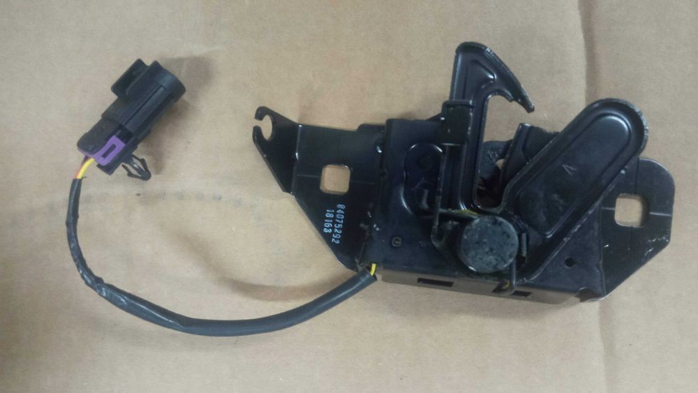 Замок капота 84075292 CHEVROLET VOLT для 16-18г, 19г.  вольт2 разборка.