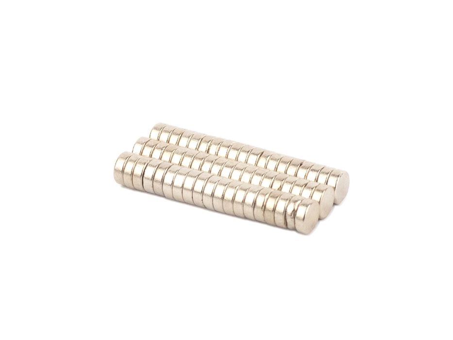 Мощный неодимовый магнит на плюсовой контакт.