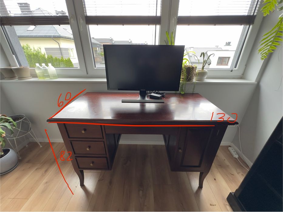Piekne biurko z drewna machoniowego 130x60