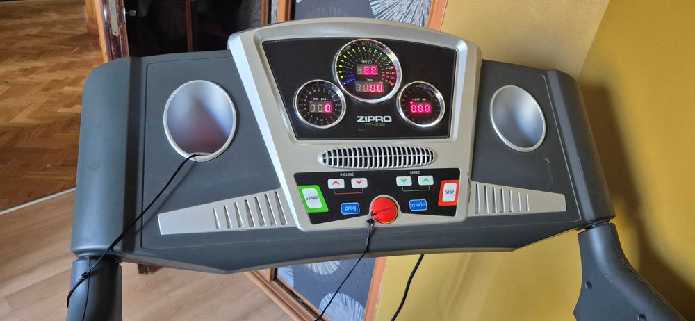 Bieżnia elektryczna ZIPRO Freerun; 18km/h; 150kg; regulacja kąta, stan BDB