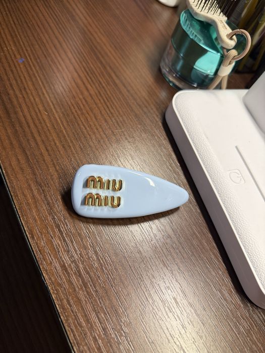 оригінальна заколка від Miu Miu