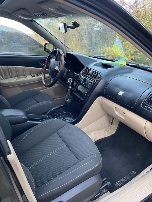 Mitsubishi Galant 8