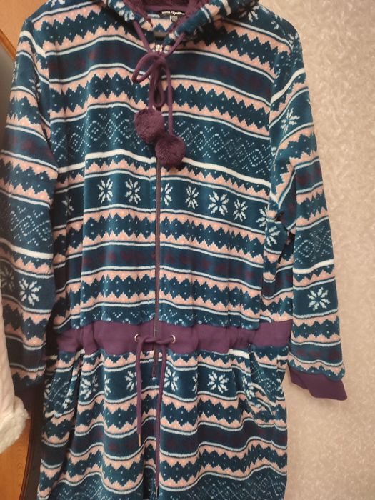 Продаю  плащ.классмка.  44раз. Цена 200гр .