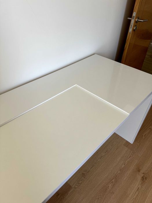 Secretária em madeira com acabamento branco brilho