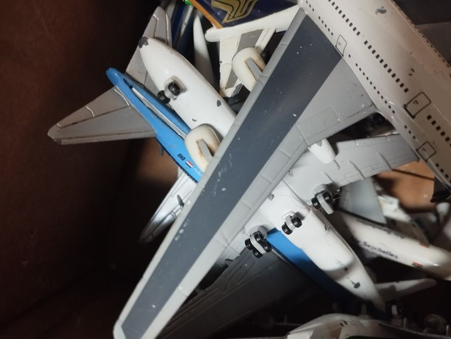 Varias miniaturas de avião