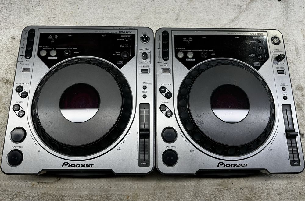 2x Pioneer CDJ-800