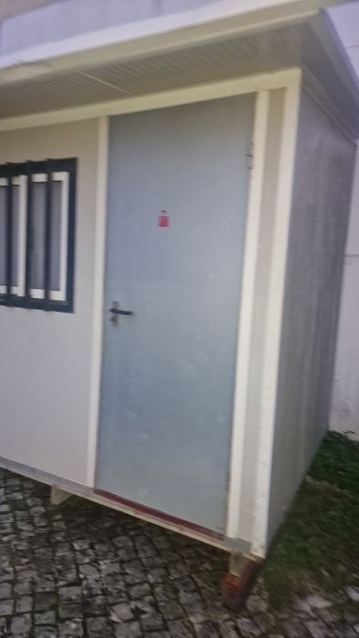 Escritorio com cosinha cecretarias 3x2.40 em bom estado