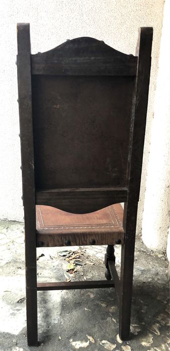 Cadeiras de couro e pregaria