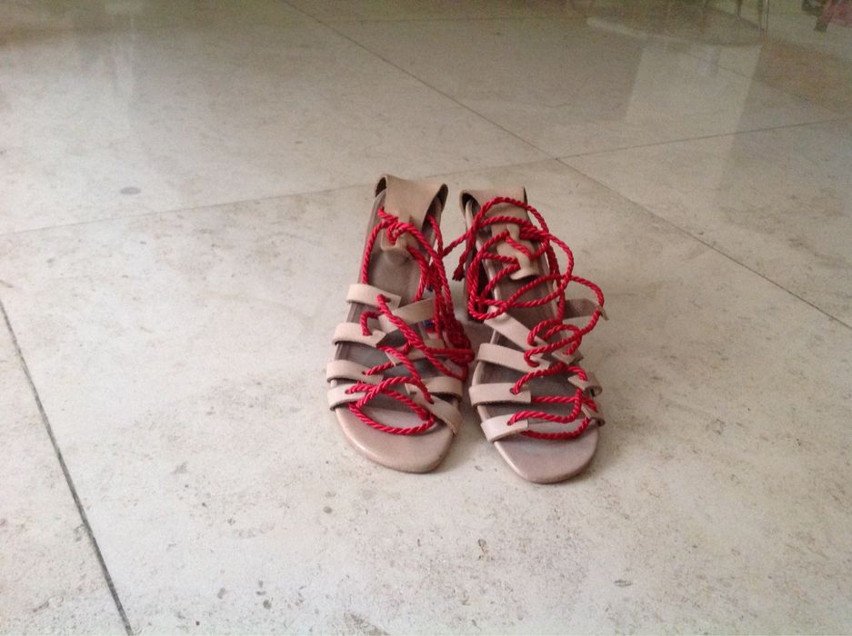 Sandálias vermelhas n 39