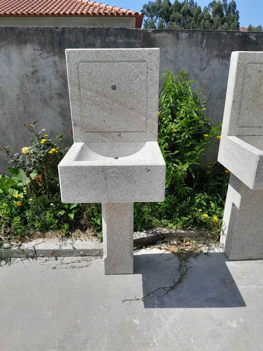 Fontanário em granito, linhas simples