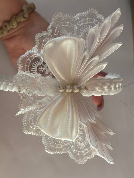 Rękodzieło w technice kanzashi – elegancka biała opaska do włosów