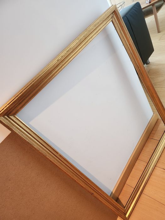 Moldura em cor dourado envelhecido