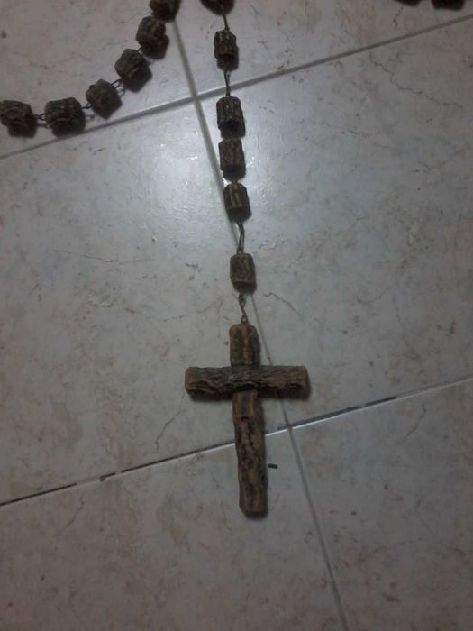 Rosário em pedaços de carvalho e arame com crucifixo