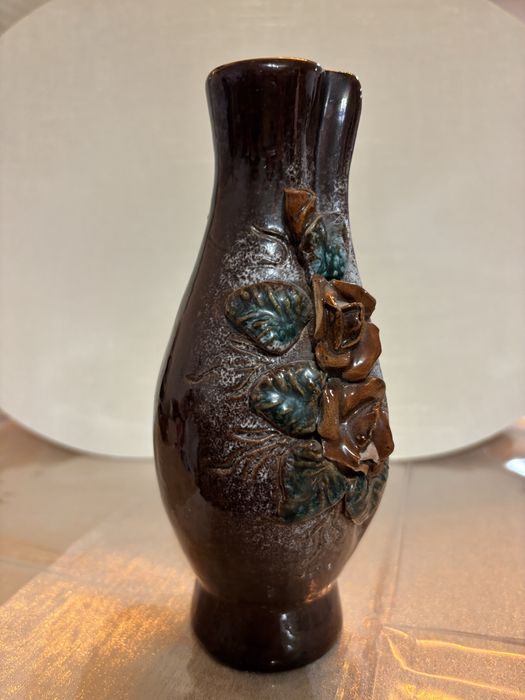 Ceramiczny wazon ze zdobionymi różami
