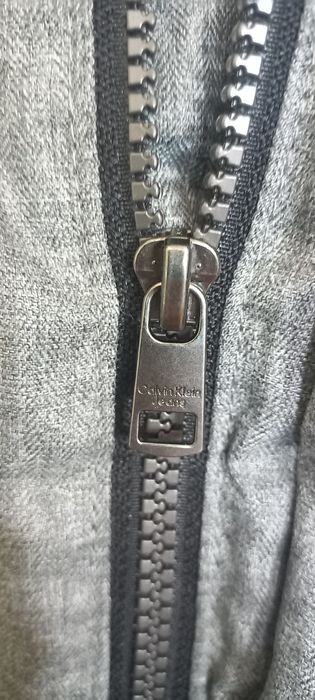 Куртка Calvin Kleine, кофта Calvin Kleine.