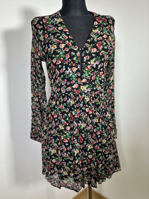 Sukienka American Vintage kwiaty S taliowana boho 36 z dekoltem czarna