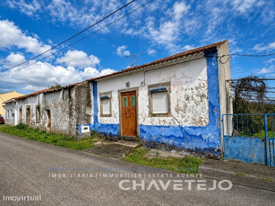 Propriedade com duas casas antigas para recuperar a 8.5 km de Tomar.
