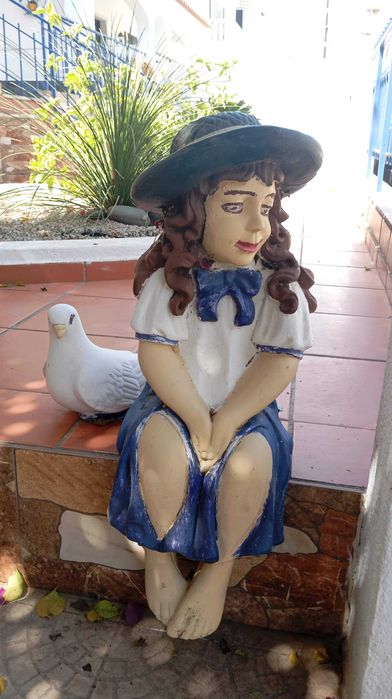 Conjunto Decorativo para Jardim em Cimento Pintado: Menina + Pomba