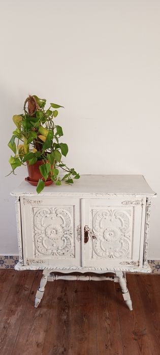 Móvel branco vintage