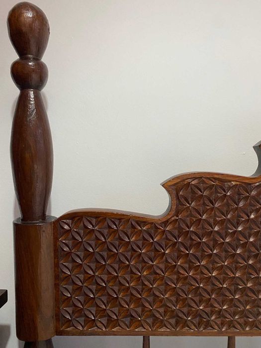 Cama de casal trabalhada dos anos 60