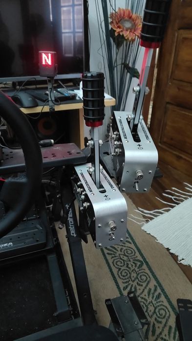 Moza R5 + pedais + caixa sequêncial + travão de mão