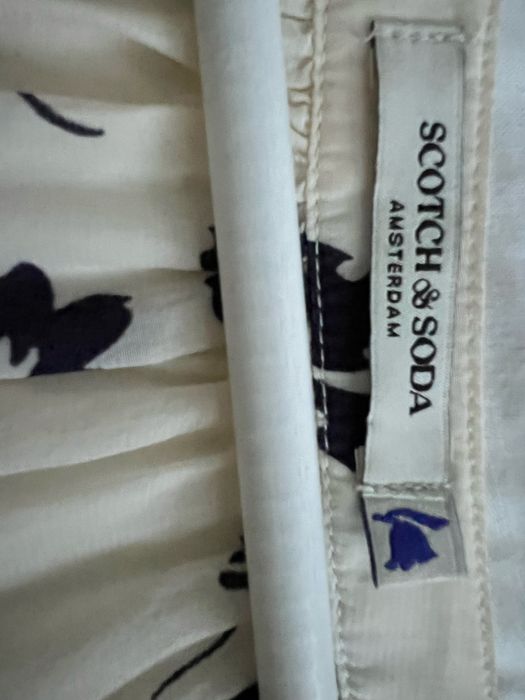 Bluzka koloru ecru w granatowe kwiaty