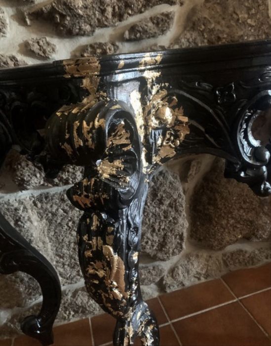 credencia, espelho e candeeiro preto mate com folha de ouro