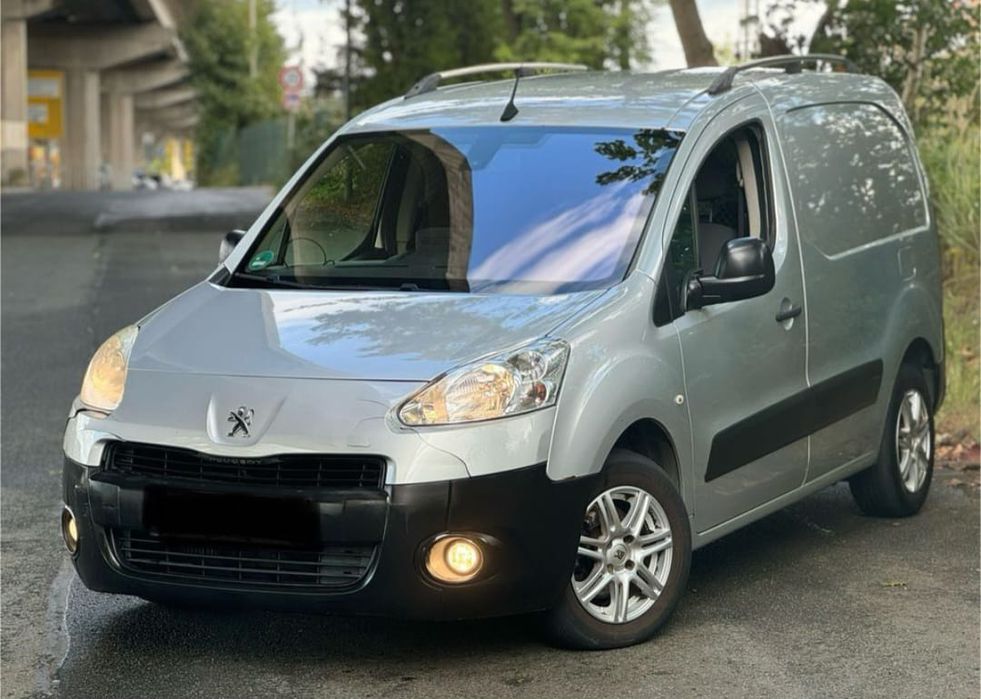 Peugeot Partner [L1H1]
1.6L [e-HDI] 90HP
• Automática 
• "FULL EXTRAS"