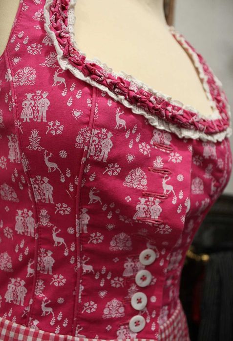 Vestido Vintage Bavarian Rosa com Padrão