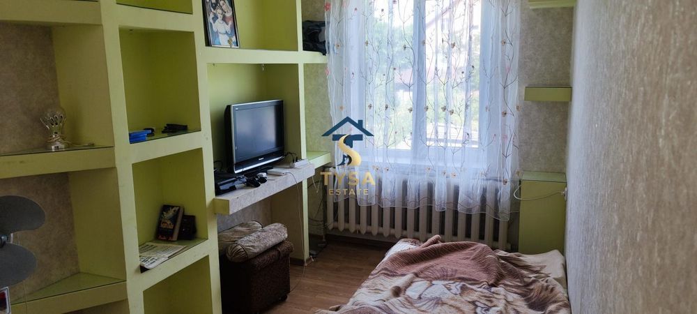 Великий будинок у Тячеві: 210 м², 7 соток, гараж та всі комунікації