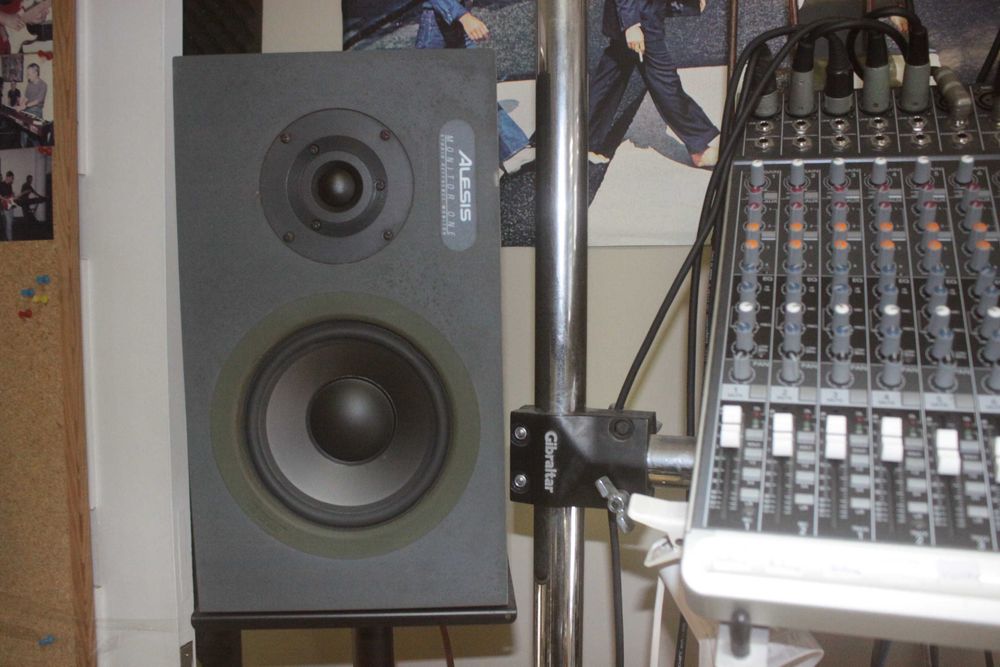 Conjunto amplificador Alesis RA 100 e 2 colunas Alesisi Monitor Ones
